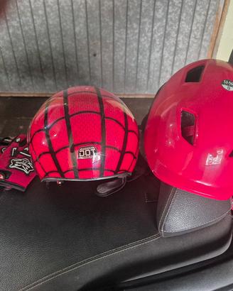 casco e guantini moto Spider man per bimbo5 anni.
