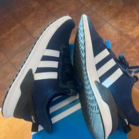 Adidas modello con calzatura elasticizzata