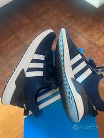 Adidas modello con calzatura elasticizzata