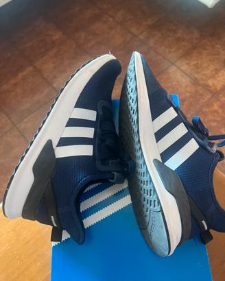 Adidas modello con calzatura elasticizzata