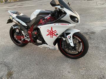 Yamaha R1 big bang 2012