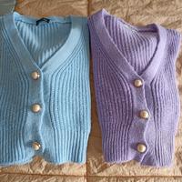 due cardigan corti con bottoni gioiello 