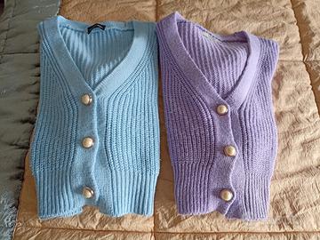 due cardigan corti con bottoni gioiello 