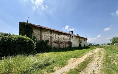 Casale con ampio terreno di proprietà.