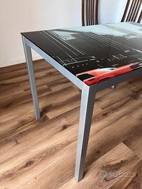 Tavolo fisso, ideale, anche come scrittoio