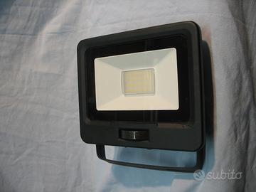 Faretto led con sensore di movimento