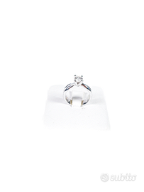 Anello solitario con diamante