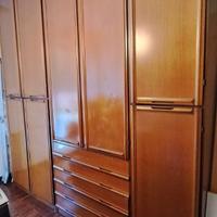 Armadio in legno con numerose ante e ampi cassetti