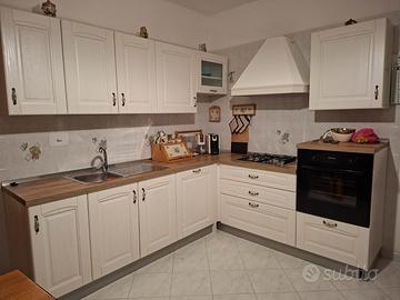 Cucina con elettrodomestici