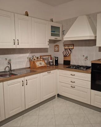 Cucina con elettrodomestici