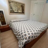 Letto matrimoniale con comodini e settimino