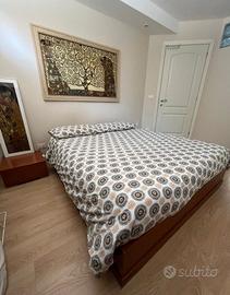 Letto matrimoniale con comodini e settimino