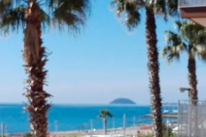 A 10 m dalla spiaggia fronte e vista mare + box