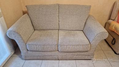 n. 2 divani a 2 posti