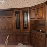 Soggiorno con tavolo e sedie