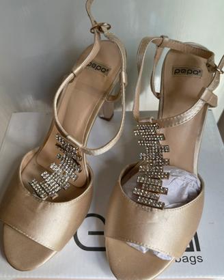 Scarpe eleganti con strass