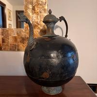 Brocche angloindiane in ottone incise con monete