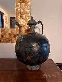 Brocche angloindiane in ottone incise con monete