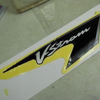 ADESIVO DX V -STROM 07-09 SUZUKI 68685-27G10-DTH