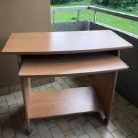 Scrivania con piano estraibile e rotelle