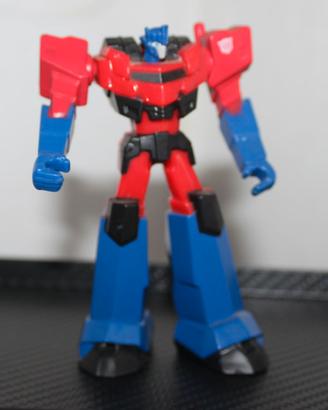 BumbleBee e Optimus prime statuette soprese Kinder
