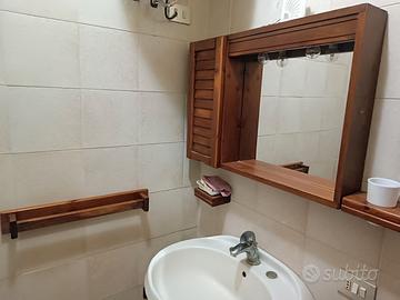 Mobiletto bagno con specchio