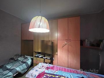 Cameretta con letto e scrivania