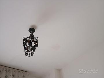 lampadario vintage con una luce e foglie