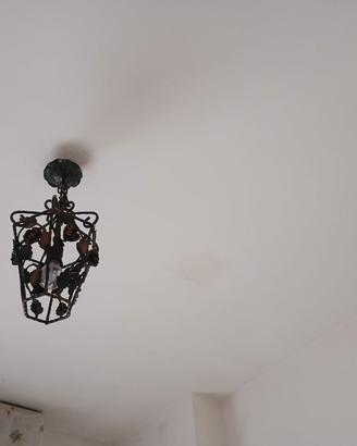 lampadario vintage con una luce e foglie