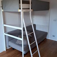 Letto a soppalco, armadio e mobile arredo