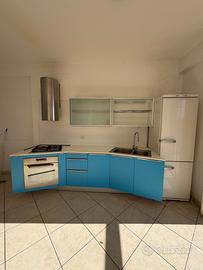 Cucina completa attrezzata con frigorifero Miele