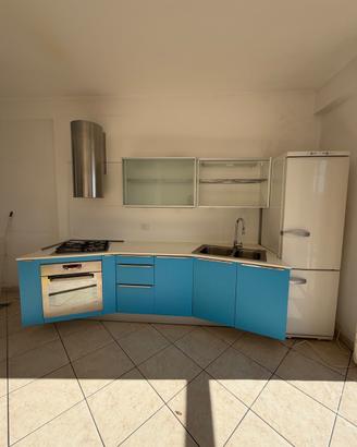 Cucina completa attrezzata con frigorifero Miele