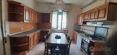 Cucina con elettrodomestici in buono stato