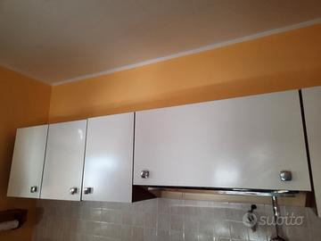 Cucina bianca pensili e mobile 