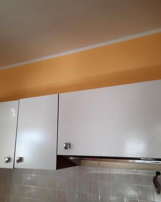 Cucina bianca pensili e mobile 