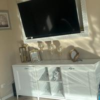 Mobile tv con cornice tv decoro fiori argento