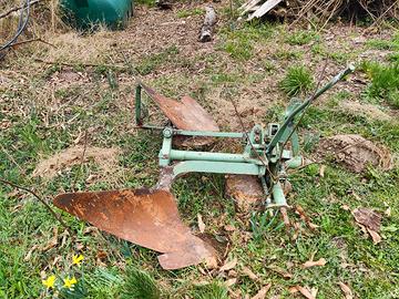 Aratro reversibile da trattore