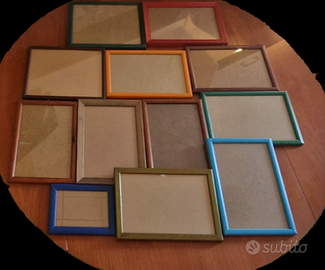 N. 12 cornici in legno vari colori