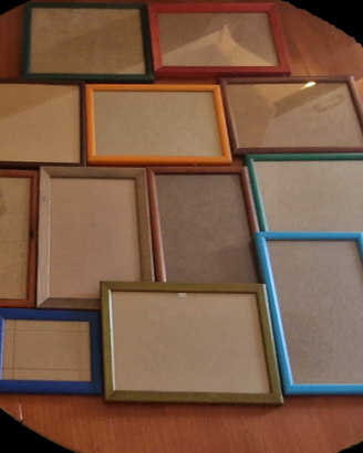 N. 12 cornici in legno vari colori
