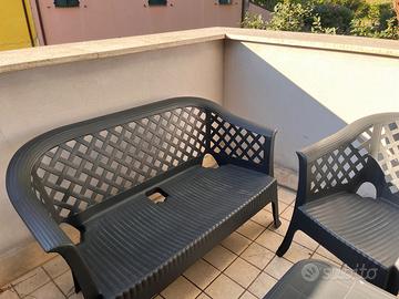 Set tavolo più sedie da giardino