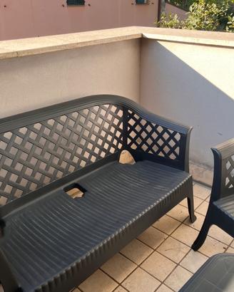 Set tavolo più sedie da giardino