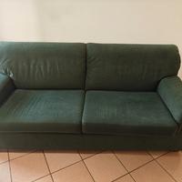 Divano a 3 posti e tappeto kilim.