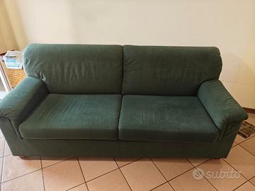 Divano a 3 posti e tappeto kilim.