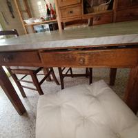 Vecchio tavolo da cucina con piano di marmo