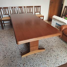 Tavolo con sedie 
