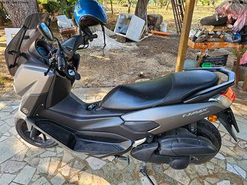 Scooter Yamaha NMax con bauletto