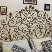 Testiera letto in ferro battuto.