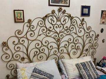 Testiera letto in ferro battuto.