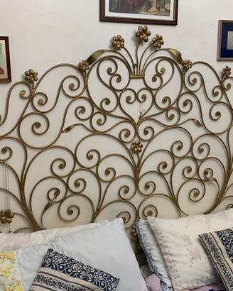 Testiera letto in ferro battuto.