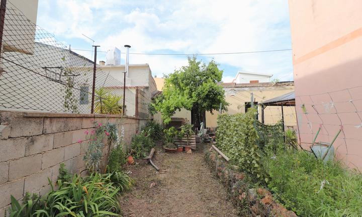 Casa indipendente da ristrutturare con giardino